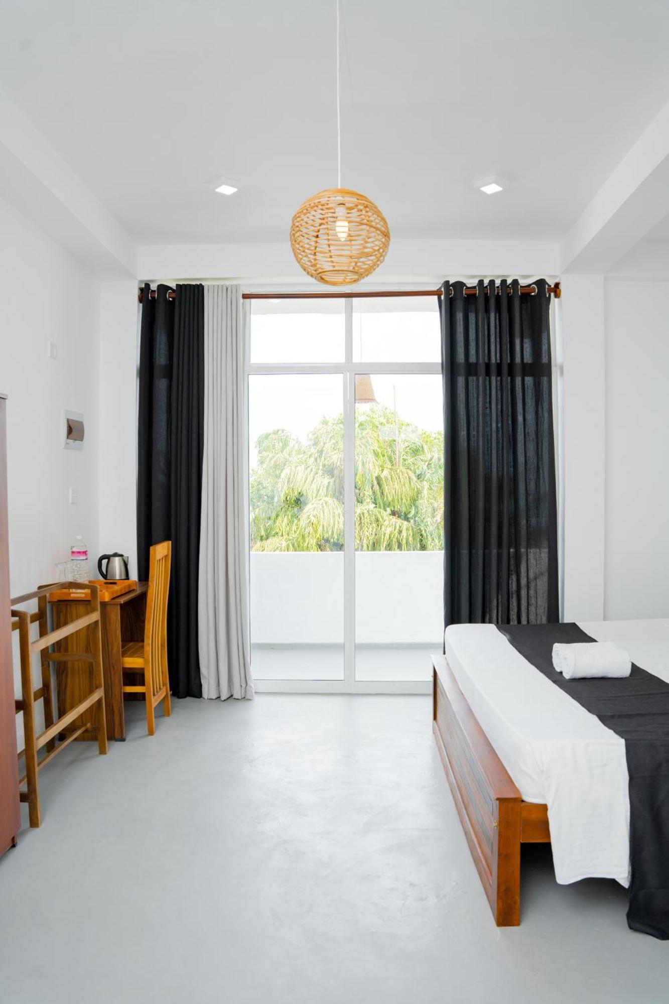 Regal Heights Hotel เวลิกามา ภายนอก รูปภาพ