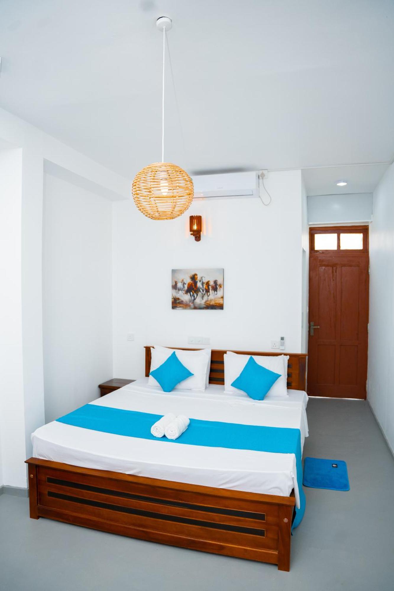 Regal Heights Hotel เวลิกามา ภายนอก รูปภาพ