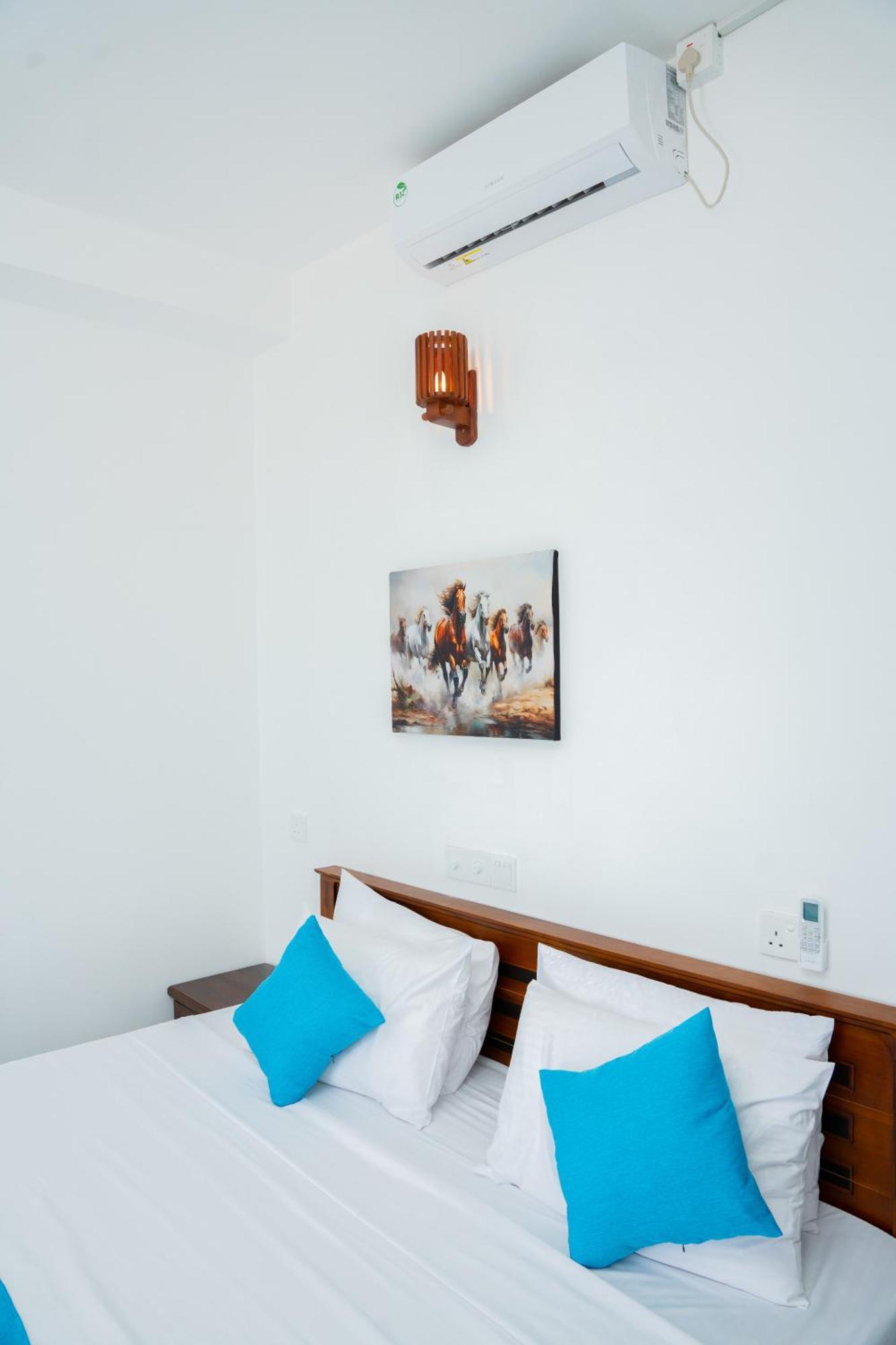 Regal Heights Hotel เวลิกามา ภายนอก รูปภาพ
